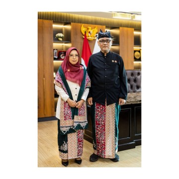 Menteri Haji dan Umrah Mochamad Irfan Yusuf bersama istrinya. (Instagram @gus.irfanyusuf)